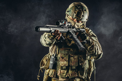 士兵用武器瞄准敌人