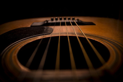 吉他。吉他的和弦。声guitar.Music.Music背景。黑暗中的原声吉他。和一些朋友在黑暗中演