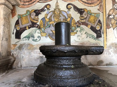 美丽的黑色shiva lingam雕像，位于泰米尔纳德邦坦贾维尔的Brihadeeswarar寺庙