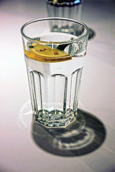 玻璃烧杯，加水和一片柠檬