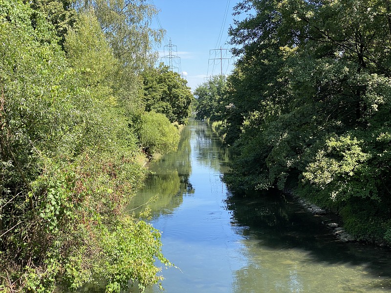 格拉特河与堤岸和沿公路通过城市Zürich(苏黎世或苏黎世)-瑞士(Schweiz)