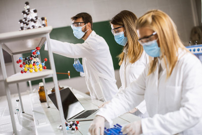 一群年轻的研究人员在实验室分析化学数据