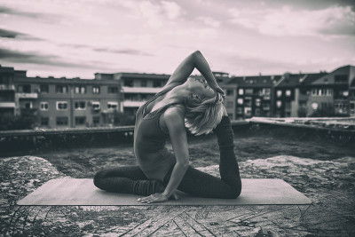 在Rajakapotasana/鸽子姿势上的友卡