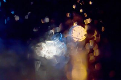 雨水流过玻璃珠的背景交通