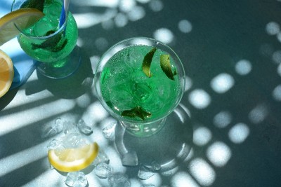 一杯柠檬和薄荷叶鸡尾酒