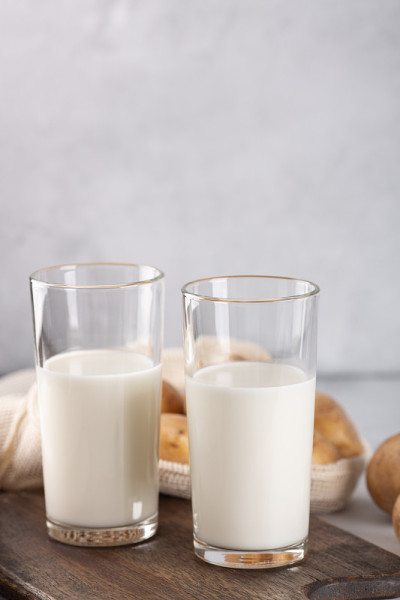 杯子里的不含乳制品的土豆饮料。植物性替代牛奶
