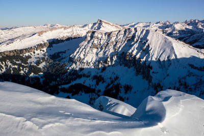 从Diedamskopf山顶俯瞰冰雪覆盖的冬季山脉