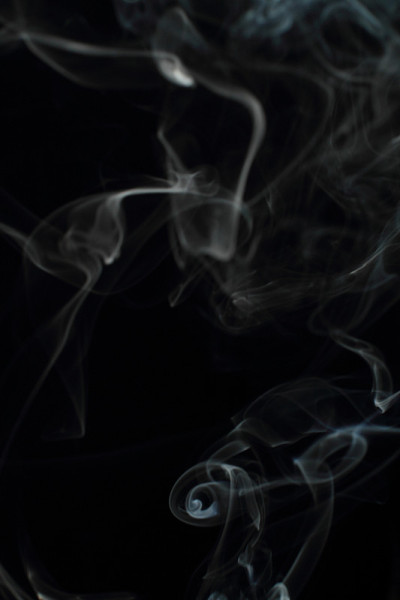黑色背景上的白色烟雾纹理