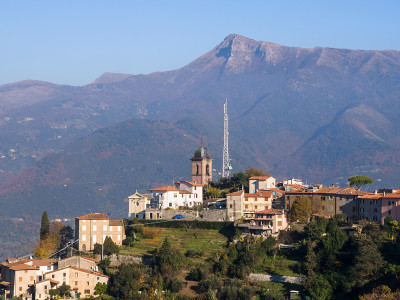 Camaiore，佩多纳的一个小村庄。钟楼和电信塔