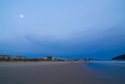 日出在拉雷多海滩。Cantabria。