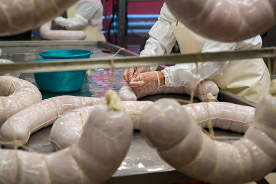 肉类加工厂的香肠生产