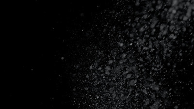 黑色背景上真正的雪花