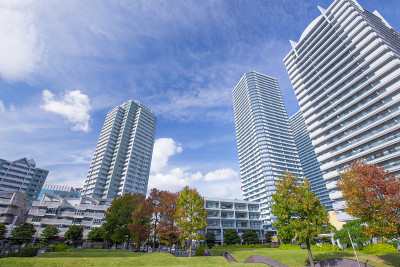 日本横滨车站周围的高层建筑和公寓