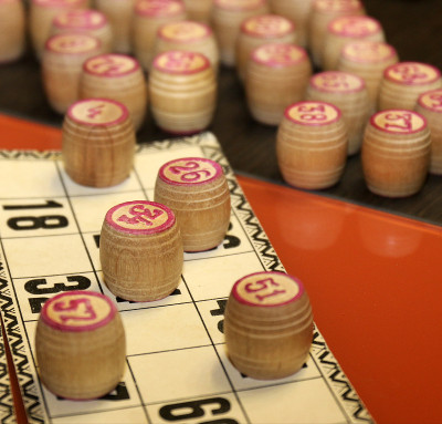 洛托棋盘游戏。木制的乐透桶和卡片。宾果游戏。赌博