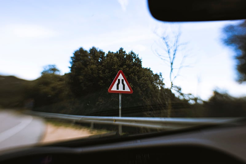 狭窄的街道危险标志在道路边缘从司机的视野内预览效果