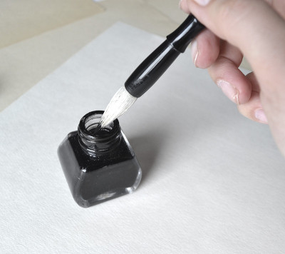 墨水瓶和刷子在白色上画画