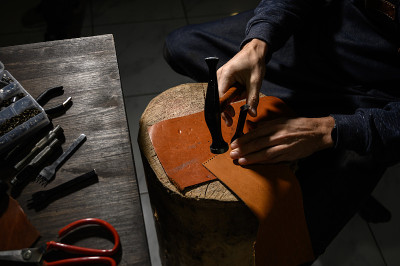 皮革工匠在制革车间工作