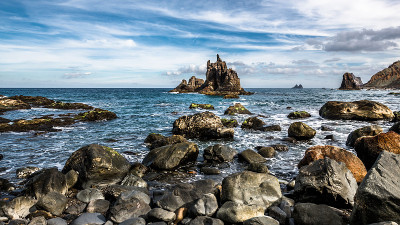 岩石海岸和岩石岛