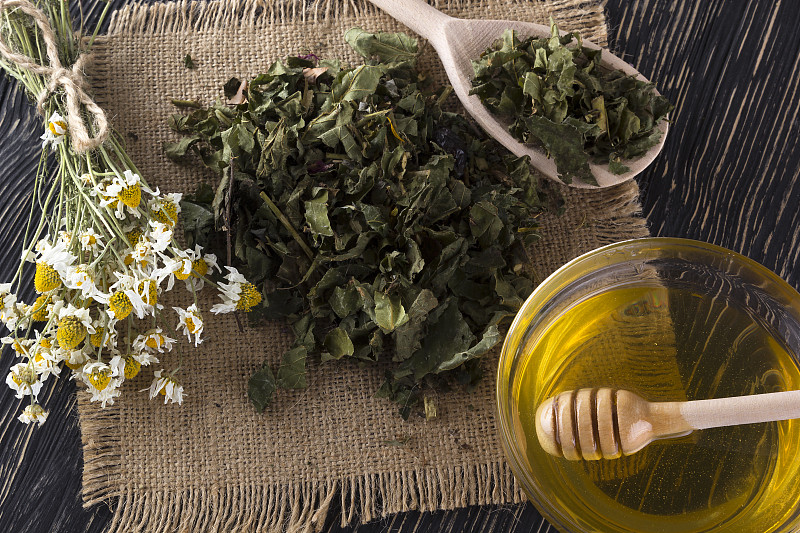 草药茶，蜂蜜和甘菊。