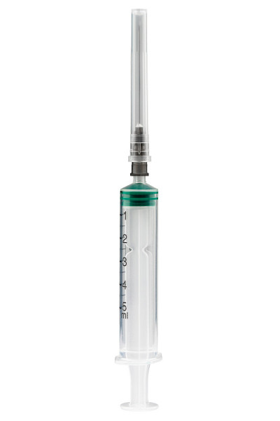 一次性无菌医用注射器5ml，用于肌肉注射，隔离在白色(黑色)背景上