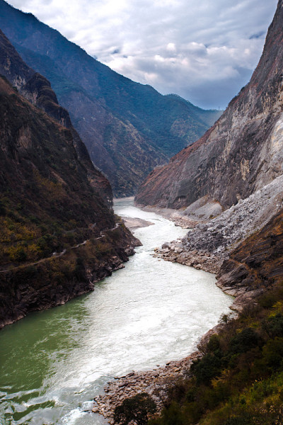 金沙江的高山峡谷和河流全景，云南省，中国