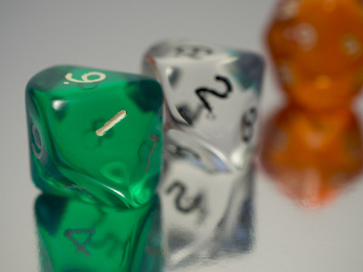 棋盘游戏的彩色骰子