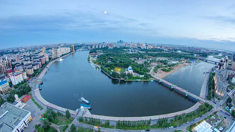 从高处俯瞰市中心，河流、公园和中央商务区，日夜兼程，中亚，哈萨克斯坦，阿斯塔纳