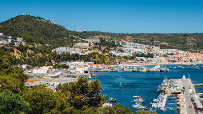 在大西洋海岸的葡萄牙塞图巴尔，Sesimbra