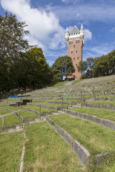 Esbjergcity公园的历史悠久的水库塔和圆形剧场