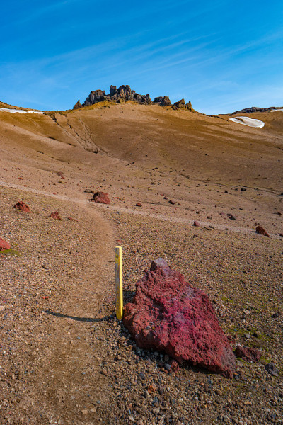 美丽的冰岛火山景观Askja火山，在高地的火山沙漠中间，红色和绿松石的火山土壤和徒步小径，冰岛，在夏