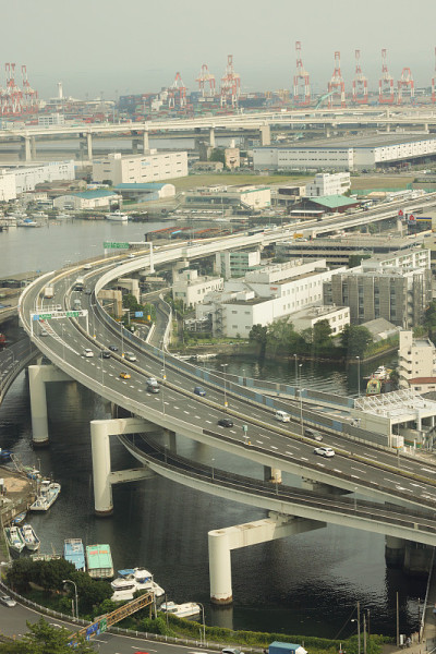 从横滨海洋塔看到的大都会高速公路