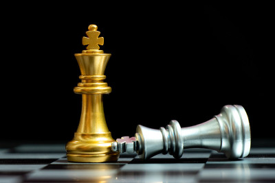 金王棋子战胜了躺在黑背景下的银王