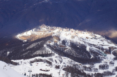 冬季山景全景。山里的冬天。冬季滑雪场有一个高点
