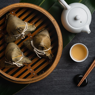 粽子粽子俯视图为端午黑黑的背景。
