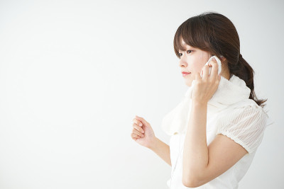 年轻女子微笑着跑着