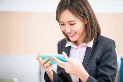 女人开心地玩手机游戏