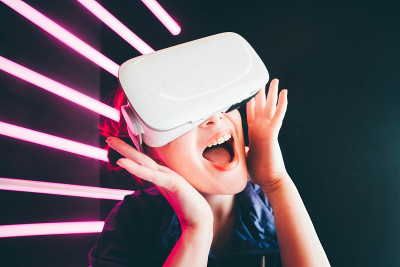 VR眼镜在五颜六色的霓虹灯