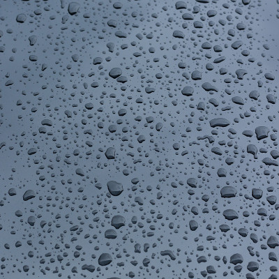 雨点落在带有玻璃涂层的保护皮肤上