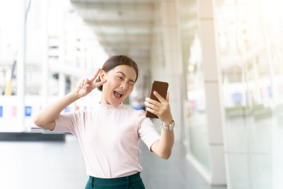 快乐的亚洲女人在城市里自拍