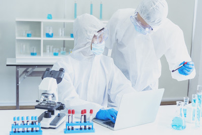 两名亚洲科学家团队在实验室研究化学科学试管实验生物技术抗体样本培养抗covid-19病毒疫苗。科学家