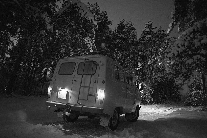前苏联黄色面包车冬季雪森林