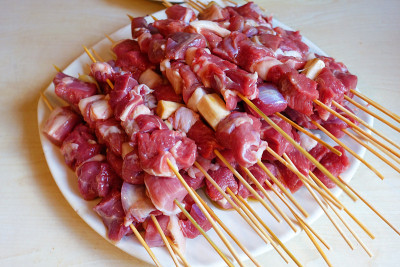 烧烤，肉类烧烤准备的肉类，肝脏，蘑菇，鸡肉，烤肉串