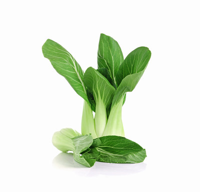 在白色背景上分离的小白菜(中国白菜)