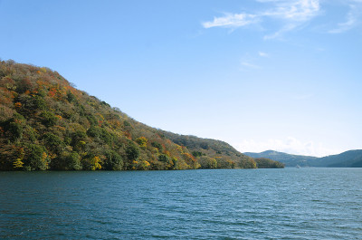 日本箱根市的Ashi湖和箱根山