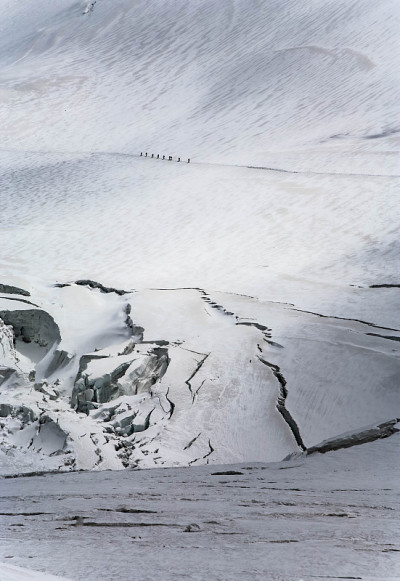 雪山风景优美。帕米尔山系统。爬山的人。