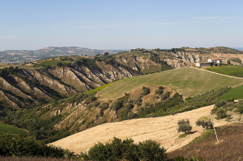 阿特里自然公园(Teramo, Abruzzi, Italy)，夏季景观，calanques