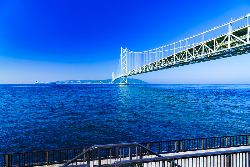 夏日清晨明石海峡大桥背景中的家庭垂钓者景观