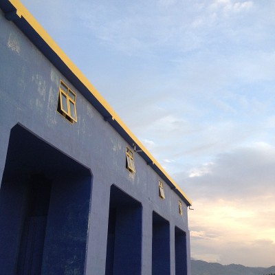 建在天空背景上的水坝