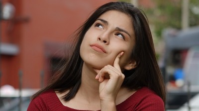 深思熟虑的十几岁的女孩