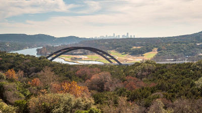 德克萨斯州奥斯汀市外的金属桥，以天际线为背景
